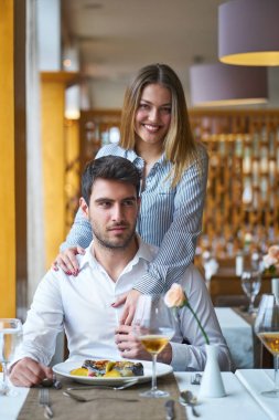 Gıda, Noel, tatil ve insanlar kavramı - Restoran çift yeme ana sahasında gülümseyen