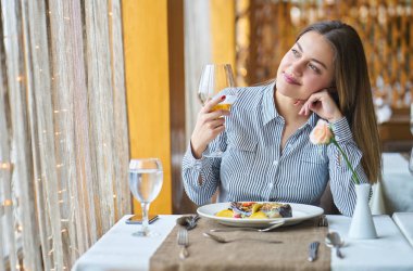 Gıda, Noel, tatil ve insanlar kavramı - Restoran çift yeme ana sahasında gülümseyen