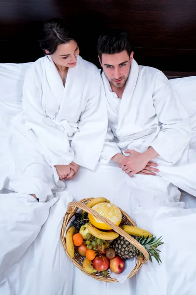 Casal Relaxante Cama Com Cesta Frutas Prazer — Fotografia de Stock