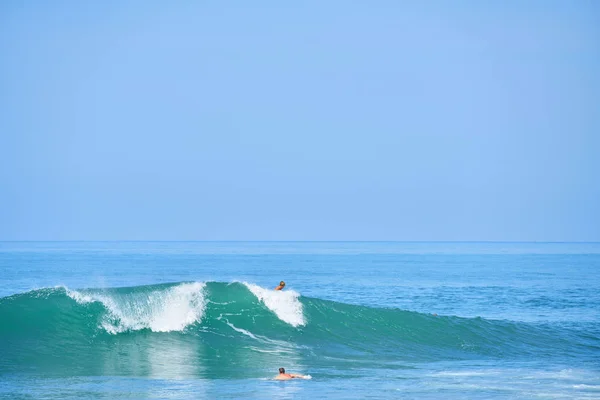 Onun Surfboard Ile Bir Sörfçü Dalgaları Git — Stok fotoğraf