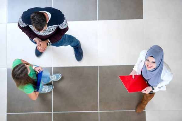 Grupo Diverso Estudiantes Pie Discutiendo Escuela Proyectos Trabajo Equipo Concepto — Foto de Stock