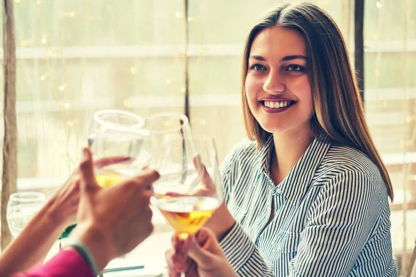 Leisure Celebration Drinks People Holidays Concept Happy Couple Friends Clinking — Stock Photo, Image