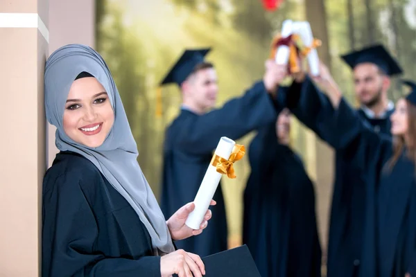 Grupp Olika Internationella Examen Studenter Firar Sittande Och Stående Koncept — Stockfoto