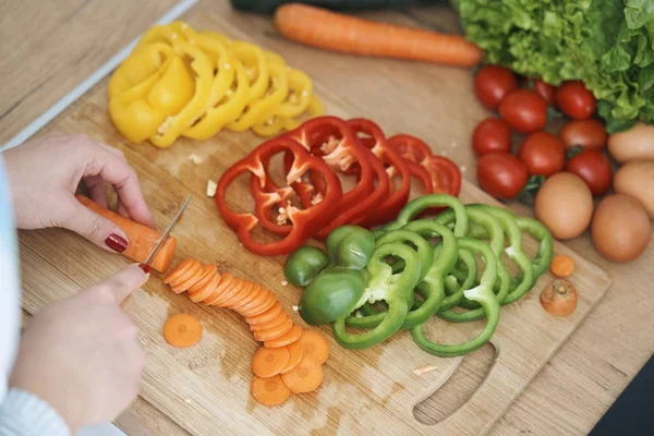 Mujer Cocinar Verduras Cocina — Foto de Stock