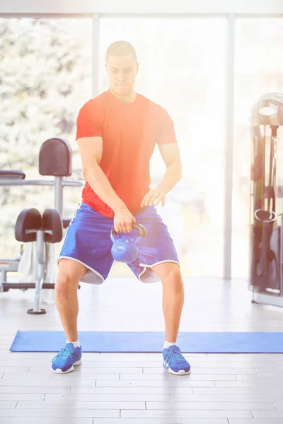 Entrenamiento Joven Fitness Hombre Por Kettlebell — Foto de Stock