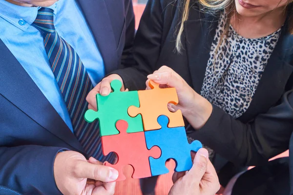 Grupo Personas Negocios Que Ensamblan Rompecabezas Representan Apoyo Del Equipo — Foto de Stock