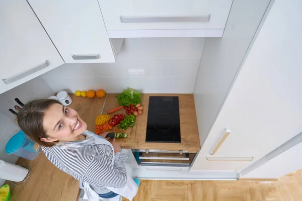 Mujer Joven Con Cesta Verduras Frescas Cocina — Foto de Stock