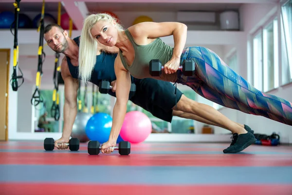 Beaux Jeunes Sportifs Entraînent Avec Des Haltères Dans Salle Gym — Photo