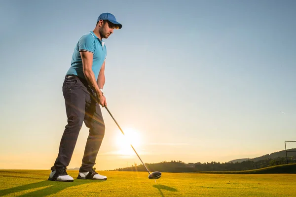 Člověk Hraje Golf Při Západu Slunce — Stock fotografie