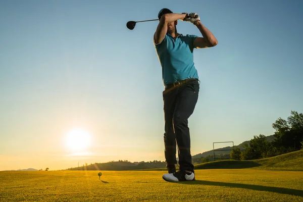 Homem Está Jogando Golfe Durante Pôr Sol — Fotografia de Stock