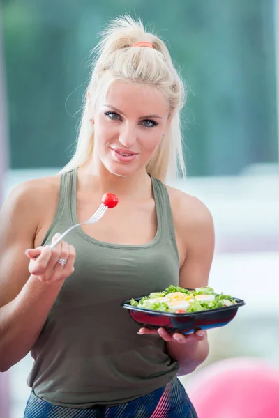 Υγιή Νεαρά Γυναίκα Τρώει Λαχανικά Πράσινη Σαλάτα Στο Γυμναστήριο — Φωτογραφία Αρχείου
