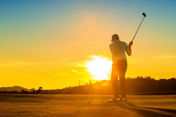 Ember Golfozni Során Naplemente — Stock Fotó