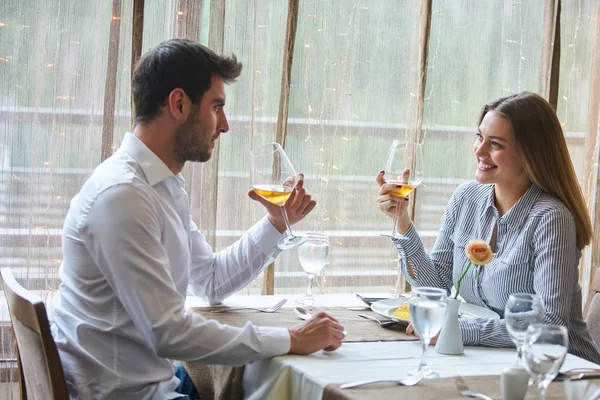 Comida Navidad Vacaciones Concepto Personas Pareja Sonriente Comiendo Plato Principal — Foto de Stock