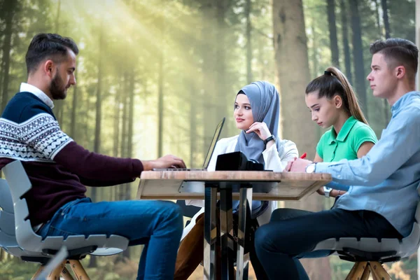 Μοντέρνα Νεαρός Και Κορίτσια Κάθονται Στο Σχολείο Στο Τραπέζι Για — Φωτογραφία Αρχείου