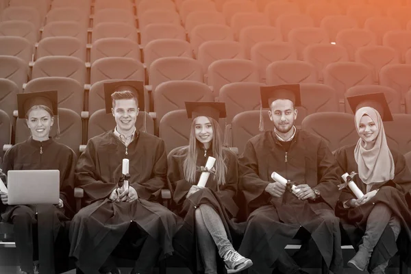 Grupo Estudantes Diversas Internacionais Graduação Celebrando Sentados Conceito — Fotografia de Stock