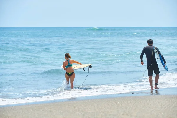 Beautiful Surf Couple Beach Indonesia — Stock Photo, Image