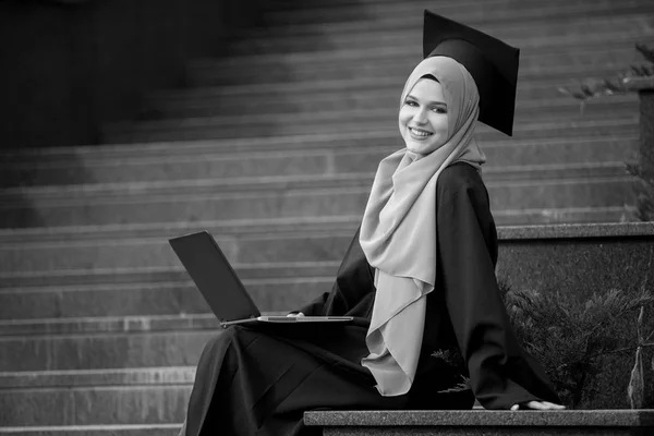 Ganska Kvinnlig Doktorand Bära Hijab Med Dator — Stockfoto