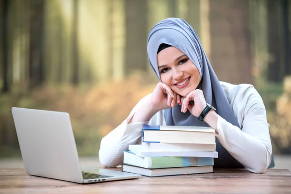 Mulher Bonita Vestindo Hijab Frente Busca Laptop Estudar — Fotografia de Stock