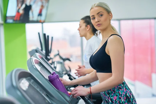 Fille Court Sur Tapis Roulant Fille Active Dans Salle Gym — Photo