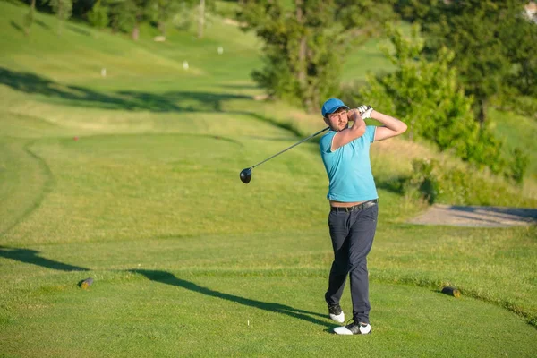 Homem Está Jogando Golfe Verão — Fotografia de Stock