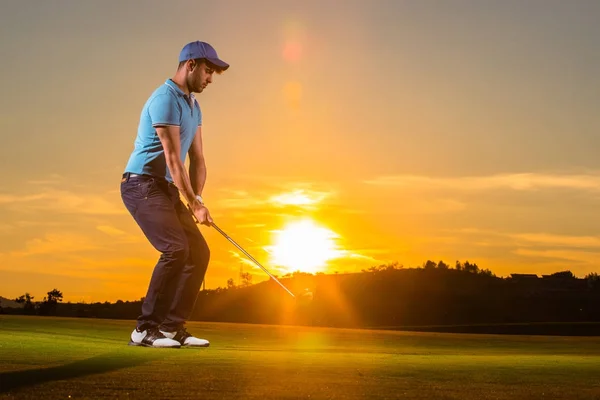 男は日没時にゴルフします — ストック写真