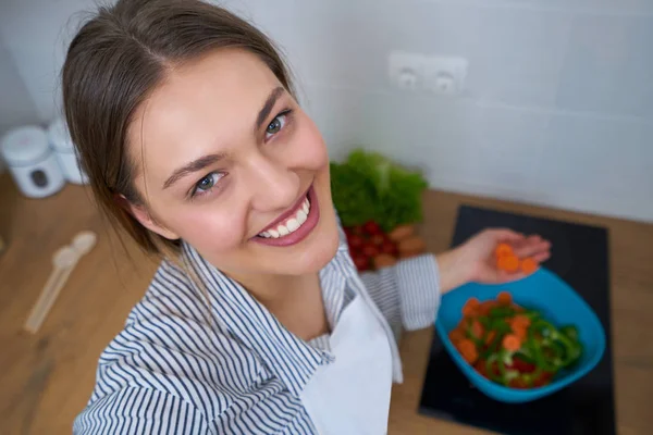 Mujer Joven Con Cesta Verduras Frescas Cocina — Foto de Stock