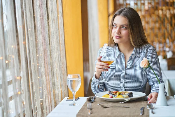 Comida Navidad Vacaciones Concepto Personas Pareja Sonriente Comiendo Plato Principal — Foto de Stock