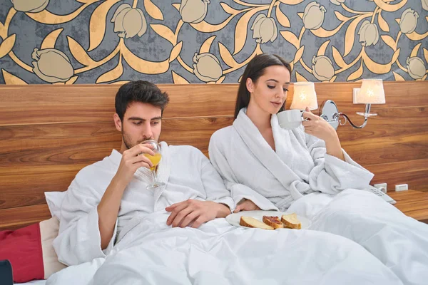 ホテル リレーションシップ および幸福の概念 ベッドの中で幸せなカップル — ストック写真