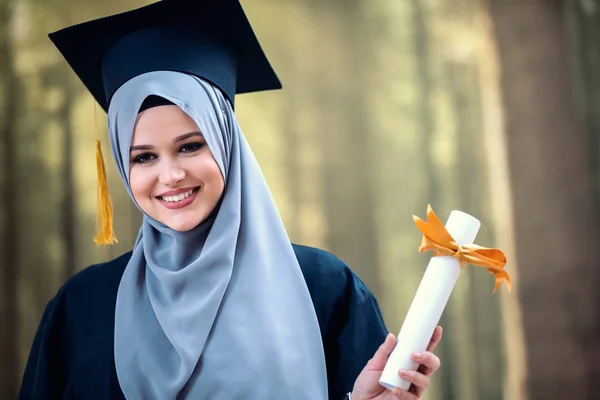 Graduação Menina Bonita Com Hijab Segurando Diploma Conceito Sucesso — Fotografia de Stock