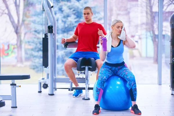 Spor Salonunda Fitness Hocası Ile Eğitim Kadın — Stok fotoğraf