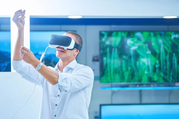 Hombre Con Gafas Realidad Virtual — Foto de Stock