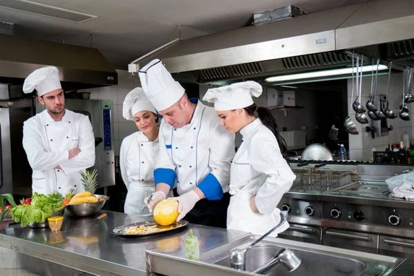 Keuken Chef Kok Met Jonge Leerlingen Onderwijs Maken Decoratieve Fruitmand — Stockfoto