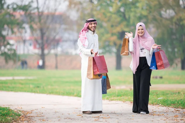 Preciosa Pareja Musulmana Dando Paseo Después Compras Concepto —  Fotos de Stock