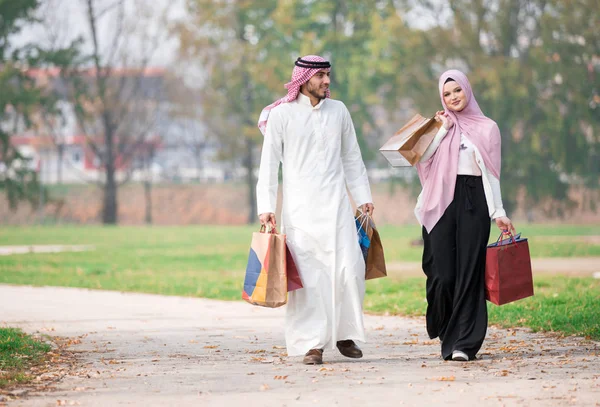 Adorável Casal Muçulmano Dar Passeio Depois Fazer Compras Conceito — Fotografia de Stock