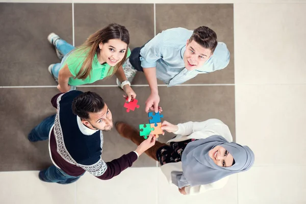 Trabajo Equipo Socios Concepto Integración Puesta Marcha Con Piezas Rompecabezas — Foto de Stock