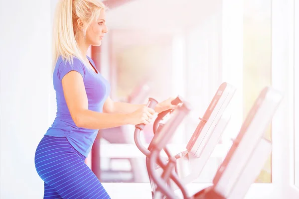 Mujer Haciendo Ejercicio Cinta Correr Gimnasio — Foto de Stock