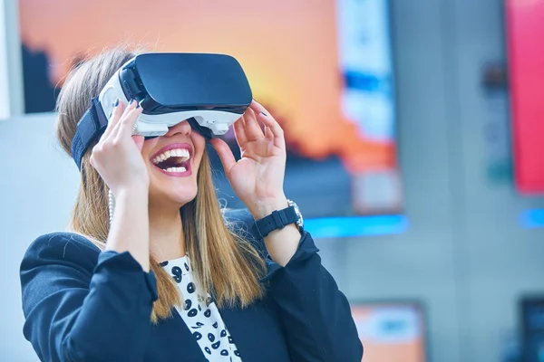 Mujer Joven Con Dispositivo Realidad Virtual — Foto de Stock