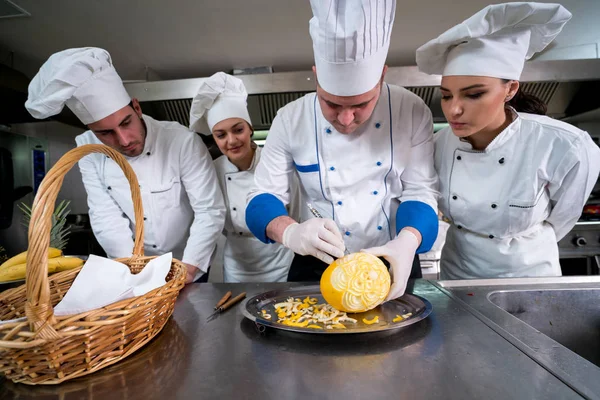 Cozinha Chef Com Jovens Aprendizes Ensinando Fazer Cesta Frutas Decorativas — Fotografia de Stock