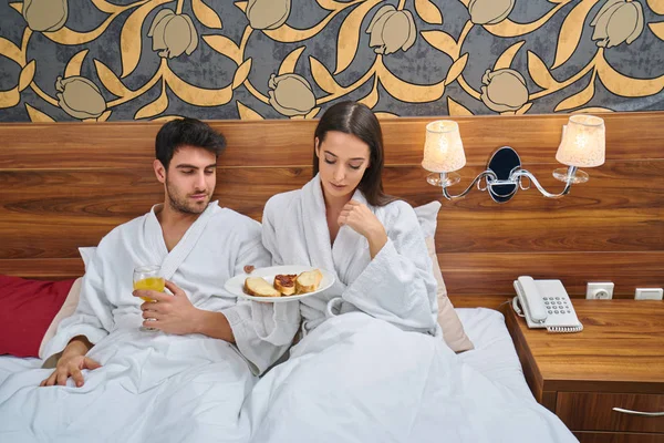 Hotel Viagens Relacionamentos Conceito Felicidade Casal Feliz Cama — Fotografia de Stock