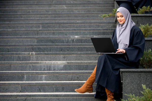 Estudante Pós Graduação Bonita Vestindo Hijab Com Computador — Fotografia de Stock