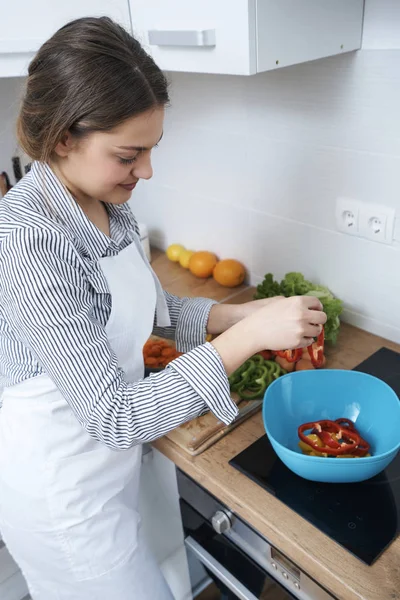 Vrouw Groenten Keuken Koken — Stockfoto