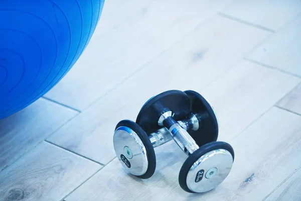 Rows Dumbbells Modern Gym — Stock Photo, Image