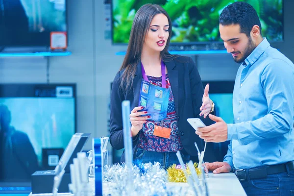 Pareja Joven Tienda Electrónica Consumo Busca Última Computadora Portátil Televisión — Foto de Stock