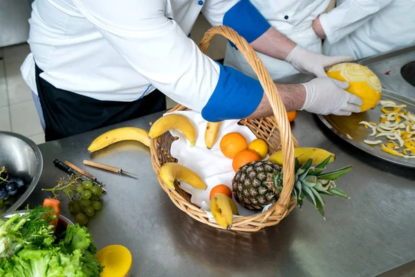 Fazendo Cesta Frutas Decorativas — Fotografia de Stock