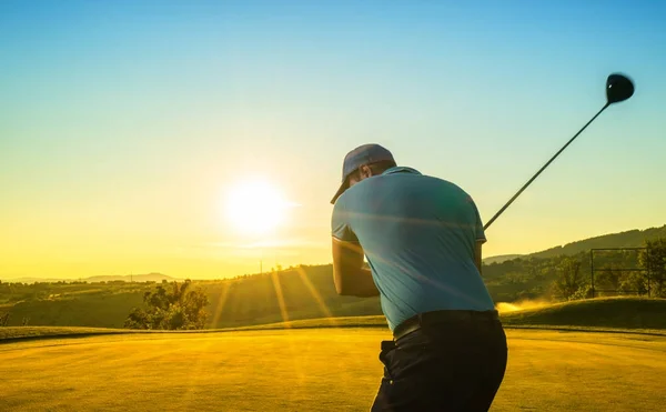 Člověk Hraje Golf Při Západu Slunce — Stock fotografie