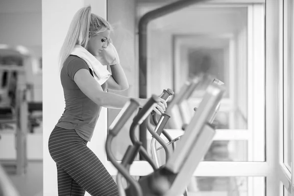 Femme Faisant Exercice Sur Tapis Roulant Dans Salle Gym — Photo