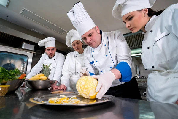 Kitchen Chef Young Apprentices Teaching Make Decorative Fruit Basket — Stock Photo, Image