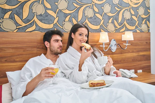 Hotel Viagens Relacionamentos Conceito Felicidade Casal Feliz Cama — Fotografia de Stock