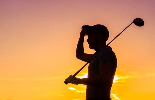 Člověk Hraje Golf Při Západu Slunce — Stock fotografie