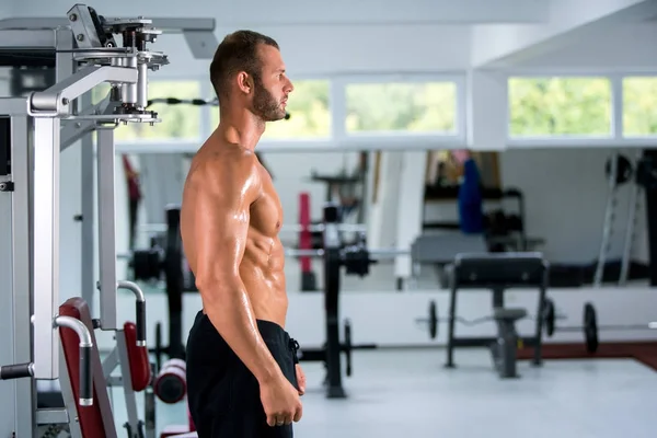 Spor Salonunda Fitness Makinede Çalışan Genç Kaslı Adam Kararlı — Stok fotoğraf